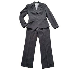 TAHARI Classic Two Piece Pant Suit - Size 4